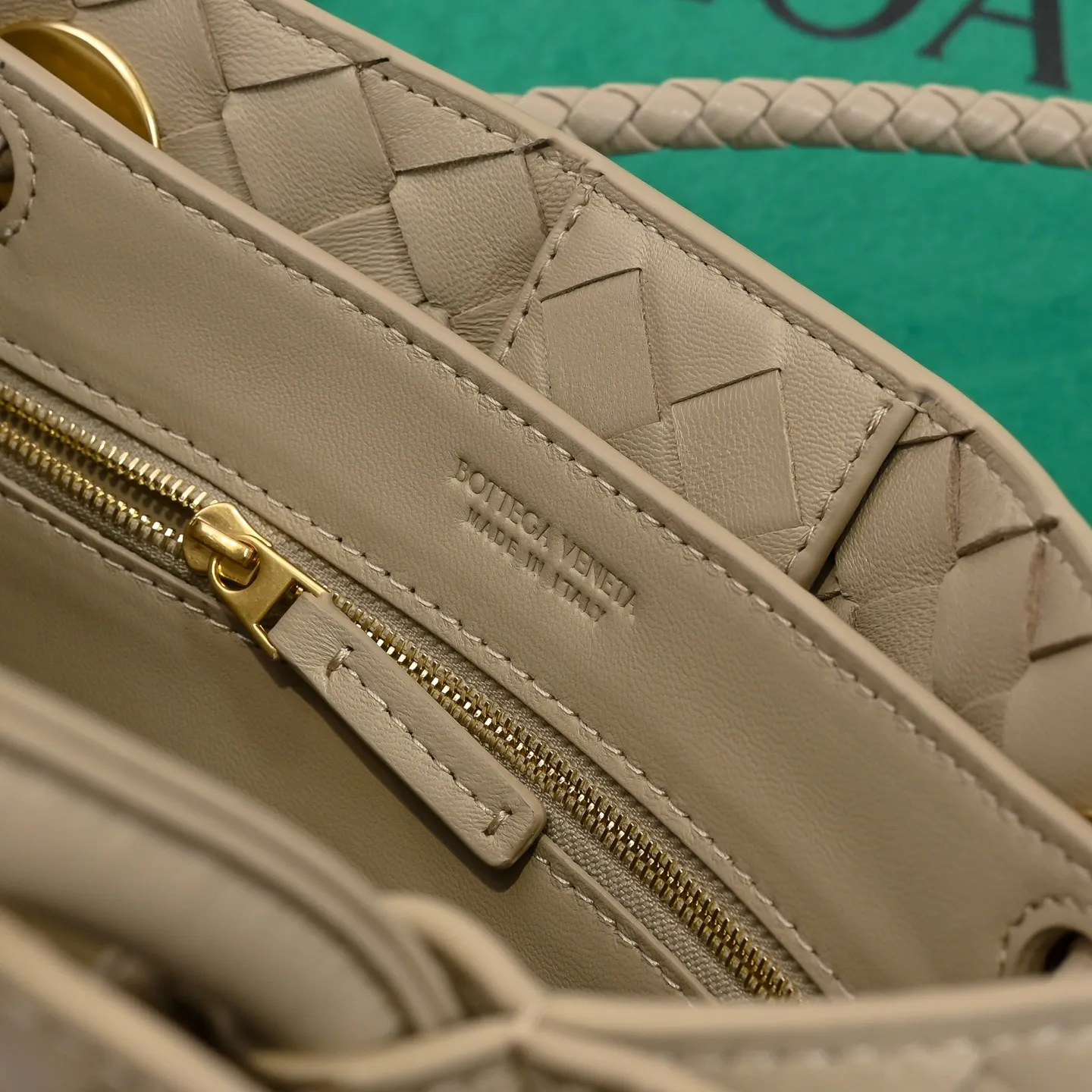 Batch 1860 B's 2023 spring and summer new style continues the brand's woven pattern style with detailed metal knot switch buckles. This time, the shoulder straps are also made into tube weaves, showing different craftsmanship. The carrying method is versatile to create more different styles. Intrecciato woven leather small handbag, equipped with sliding crossbody strap. Internal compartments, including 1 zipper pocket and 2 open pockets. Magnetic buckle closure. Size: 25*20*10cm Model: 7463#